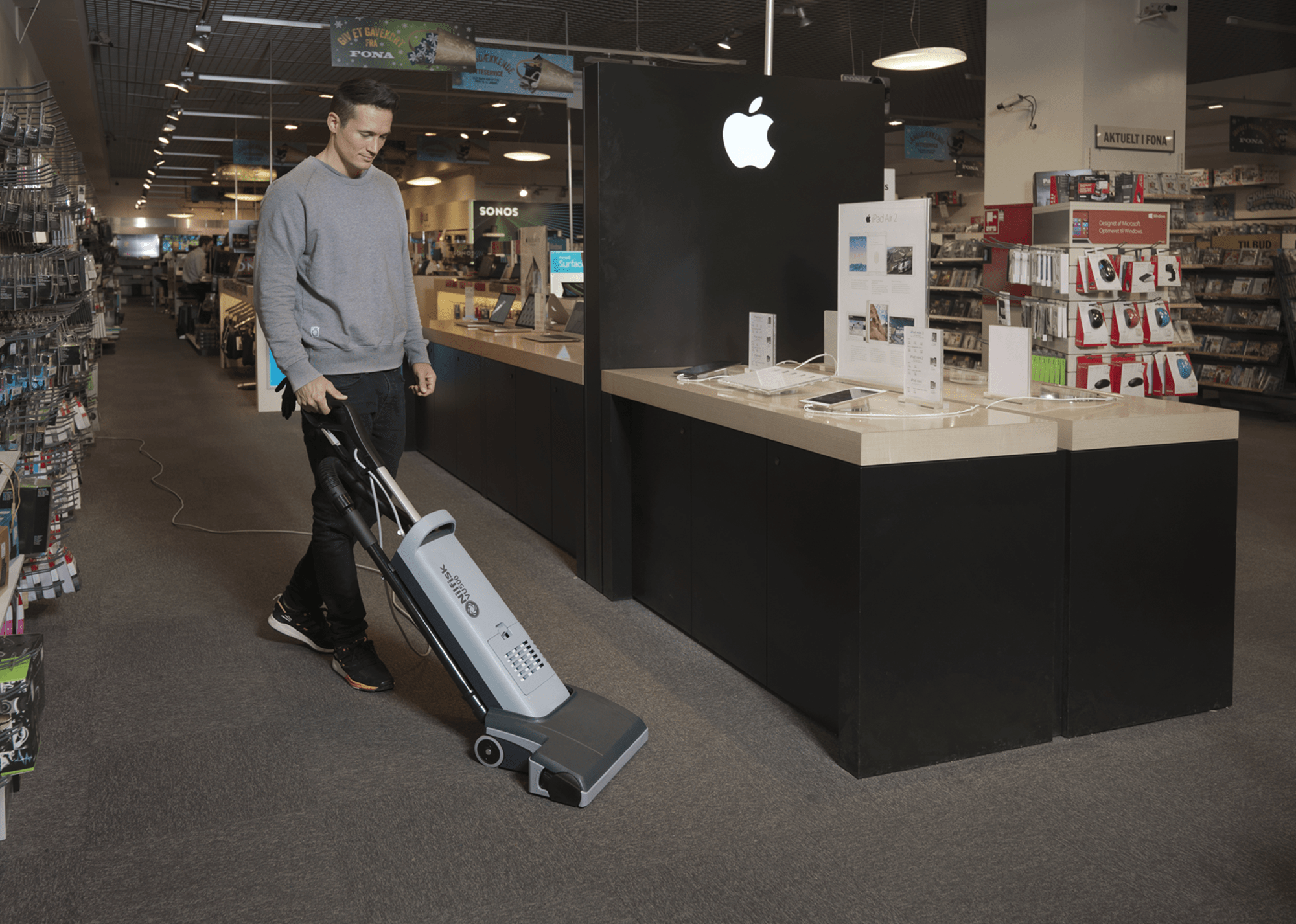 Nilfisk VU500 Upright Vacuum - Image 7