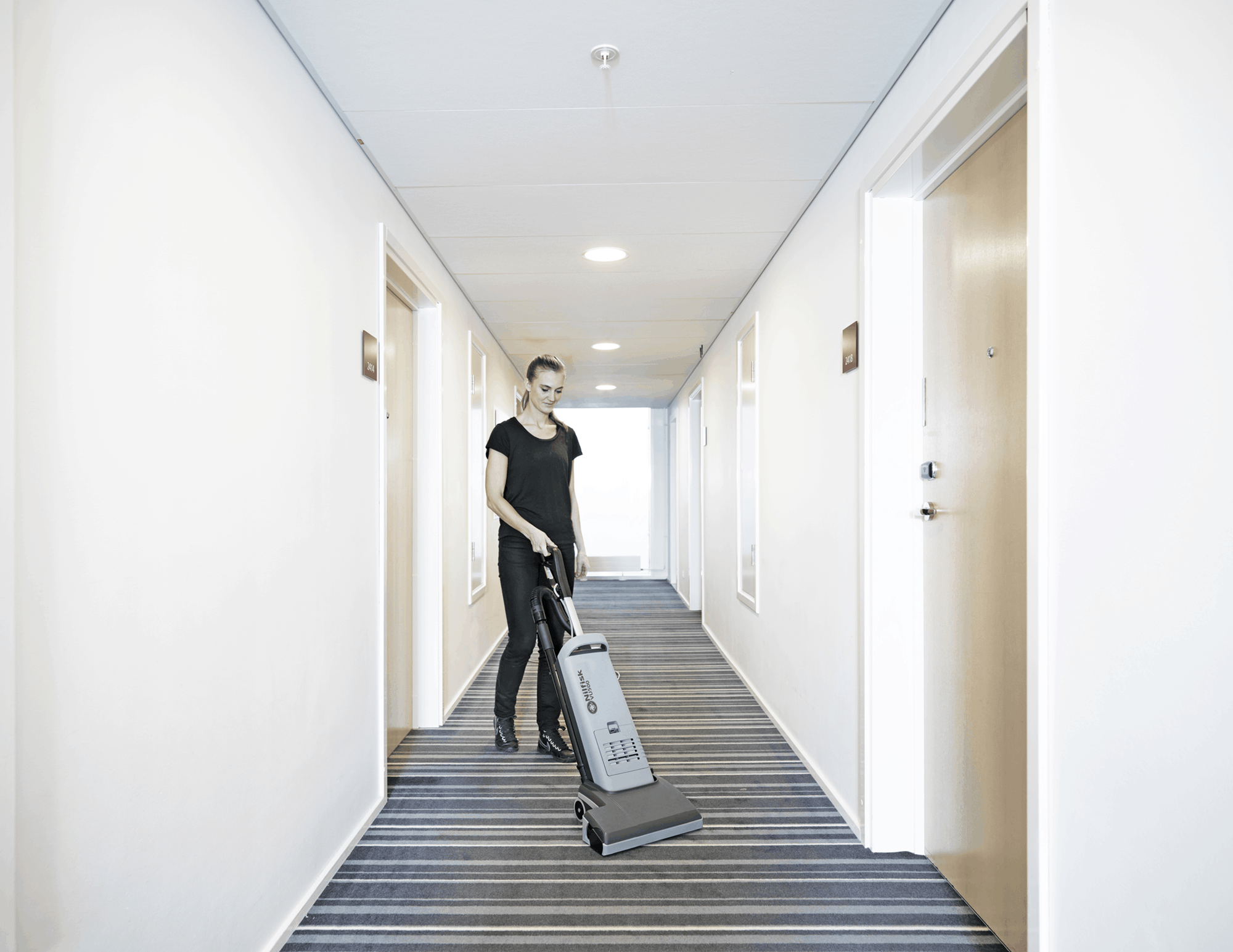 Nilfisk VU500 Upright Vacuum - Image 4