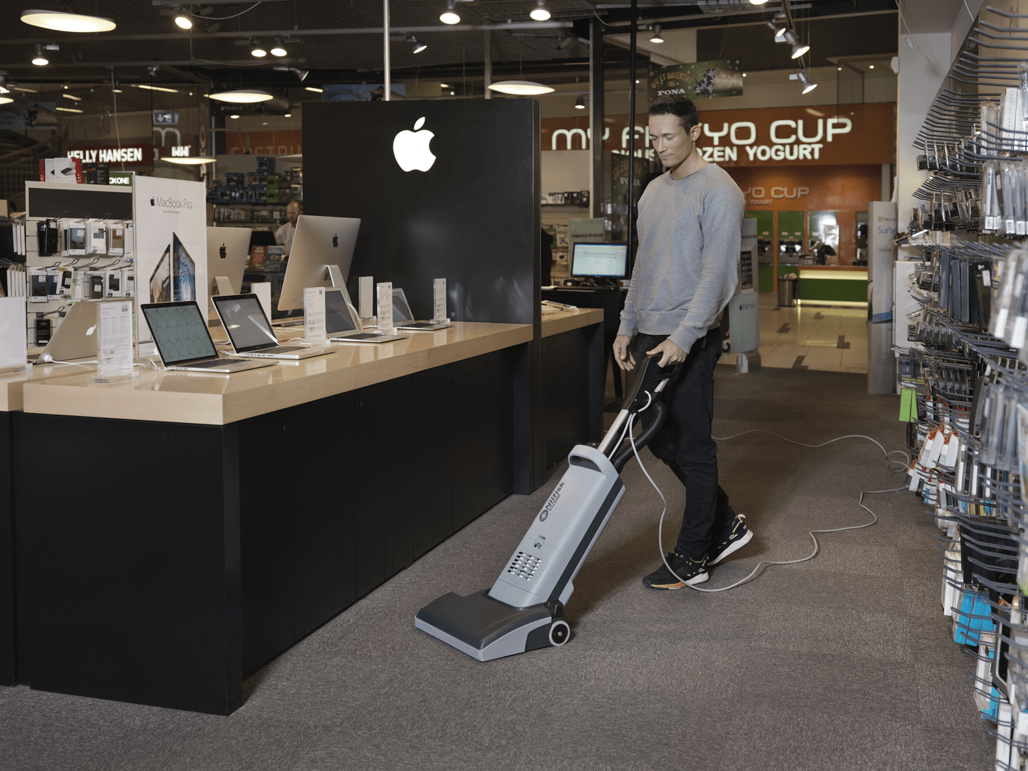 Nilfisk VU500 Upright Vacuum - Image 8