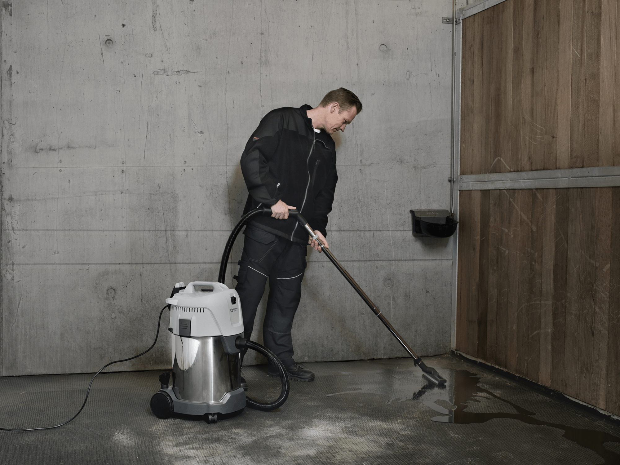 Nilfisk VL200 Compact Wet and Dry Vacuum - Image 5