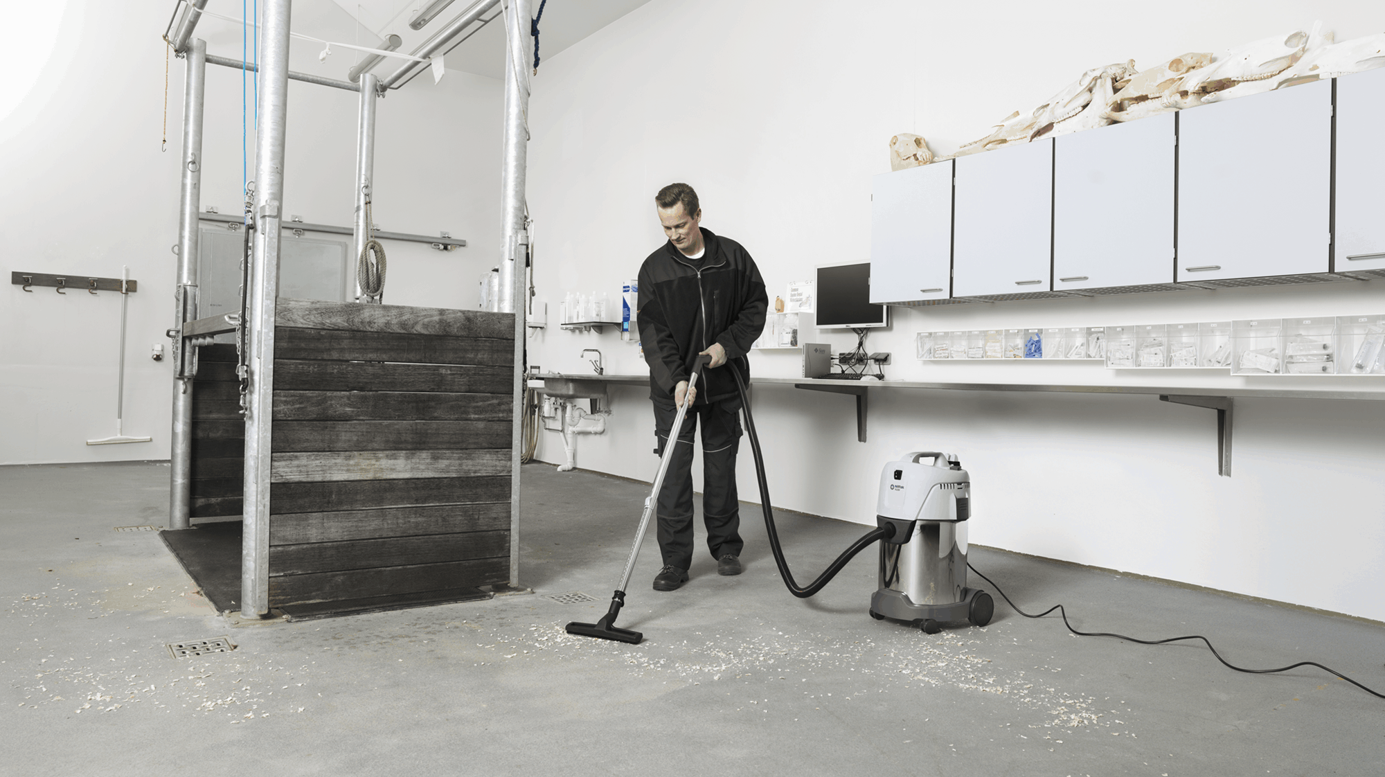 Nilfisk VL200 Compact Wet and Dry Vacuum - Image 4