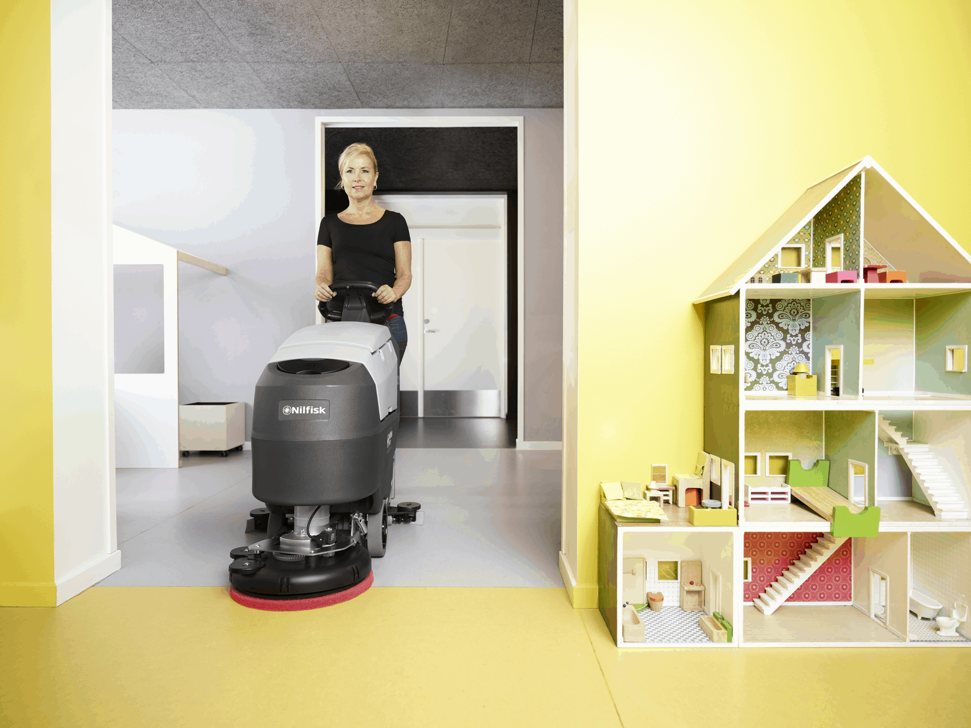 Nilfisk SC401 Battery Walk Behind Scrubber - Image 4